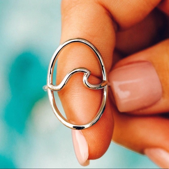 π Statement Wave Ring π Shimmering Silver | Ring Size 5 - Picture 3 of 5